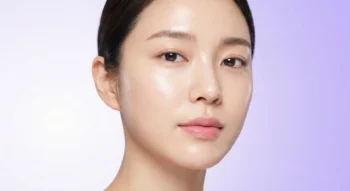 Mujer coreana con piel perfecta glass skin mostrando rostro radiante junto a título sobre secretos de la rutina coreana de skincare
