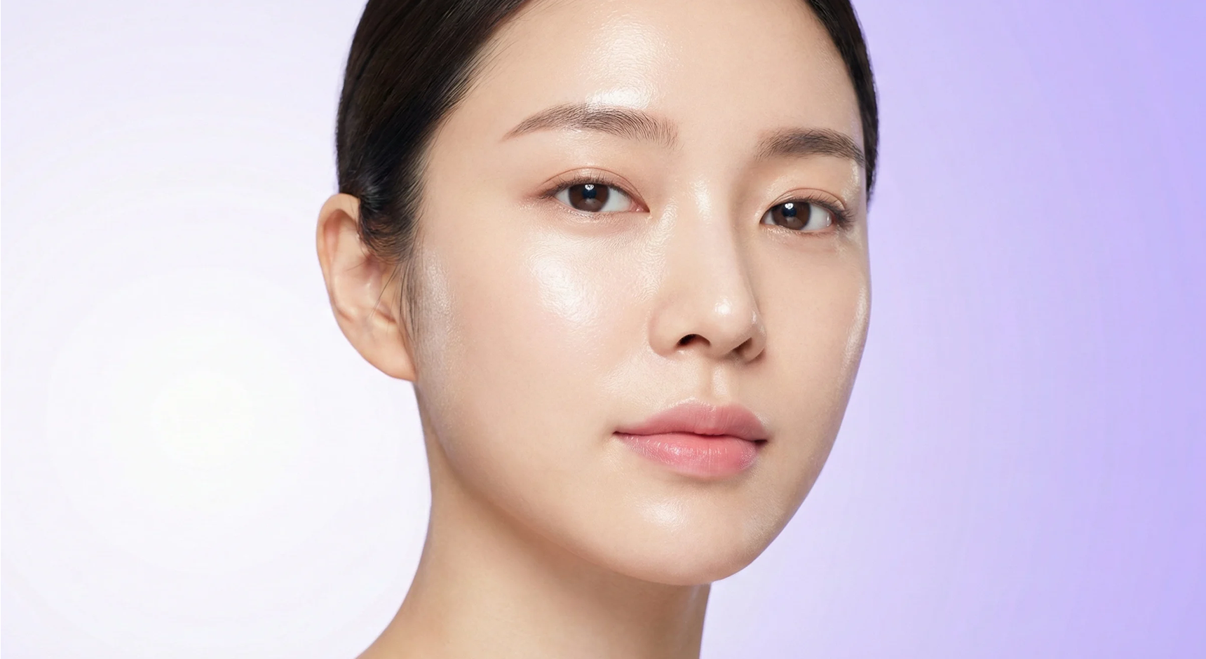 Mujer coreana con piel perfecta glass skin mostrando rostro radiante junto a título sobre secretos de la rutina coreana de skincare