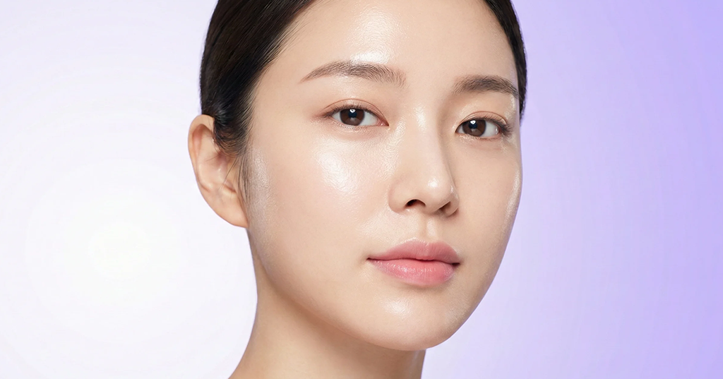 Mujer coreana con piel perfecta glass skin mostrando rostro radiante junto a título sobre secretos de la rutina coreana de skincare