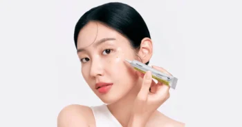 La imagen describe a una mujer asiática aplicando el retinal shot de la marca celimax